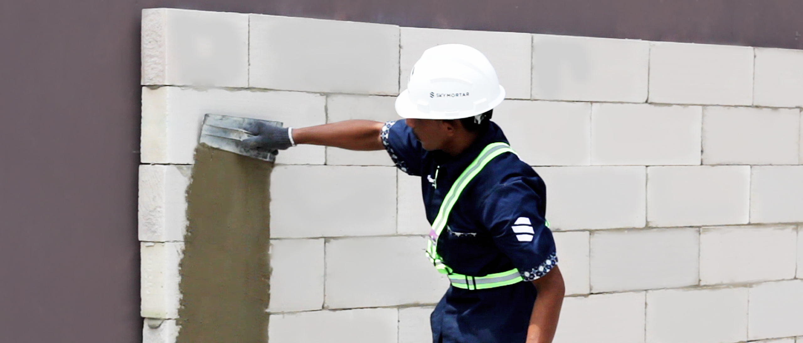 mortar instan vs semen biasa perbandingan kekuatan dan efisiensi untuk plester dinding sky mortar
